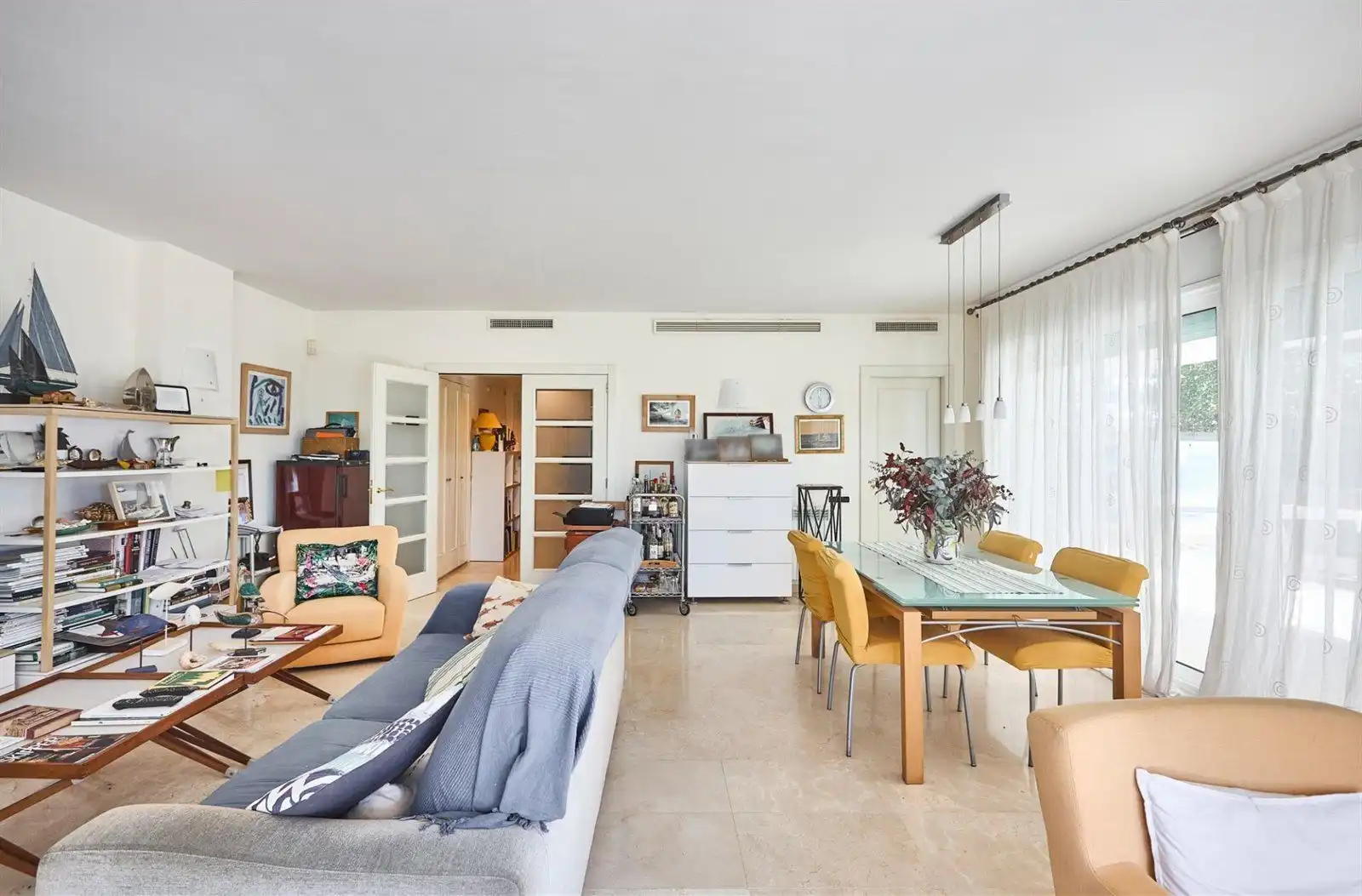 Sala de estar de Piso en venta en Sitges con Calefacción, Terraza y Piscina