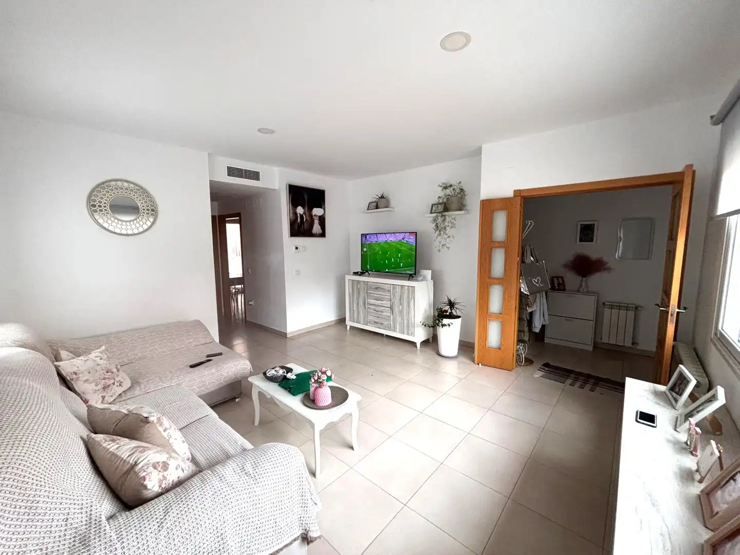 Wohnzimmer von Einfamilien-Reihenhaus zum Verkauf in Mérida mit Klimaanlage, Heizung und Privatgarten