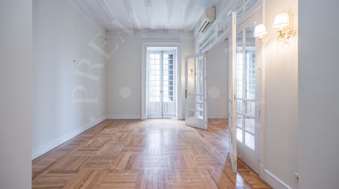 Foto 4 de Piso de alquiler en Almagro, Madrid Capital
