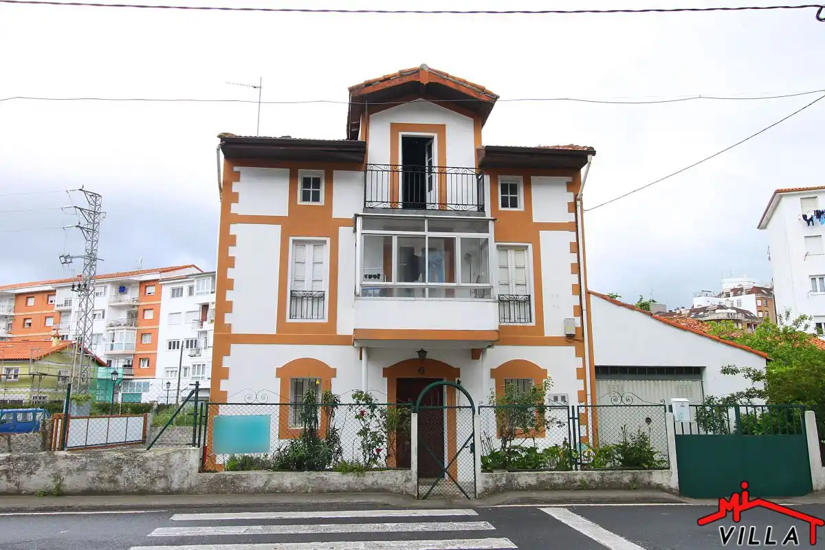 Exterior view of Houses for sale in Colindres