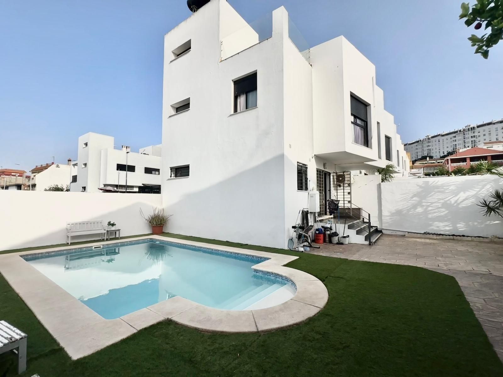 Vista exterior de Casa adosada en venda en Algeciras amb Aire condicionat, Terrassa i Piscina comunitària