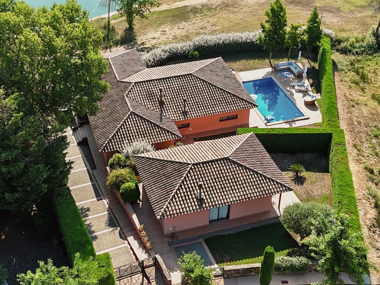 Vista exterior de Casa o xalet en venda en Navata amb Aire condicionat, Calefacció i Jardí privat