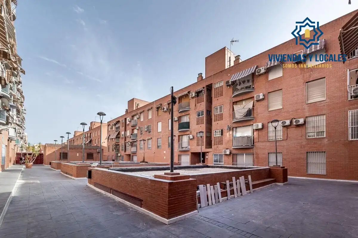 Vista exterior de Pis en venda en Granada amb Balcó