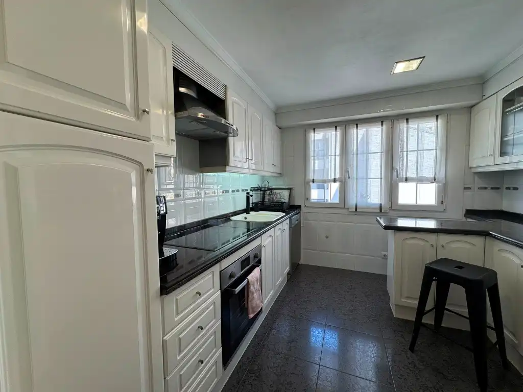 Cocina de Piso en venta en Gijón  con Calefacción, Parquet y Horno