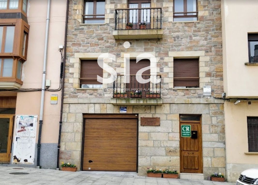 Vista exterior de Casa adosada en venda en Legutio amb Calefacció, Terrassa i Moblat