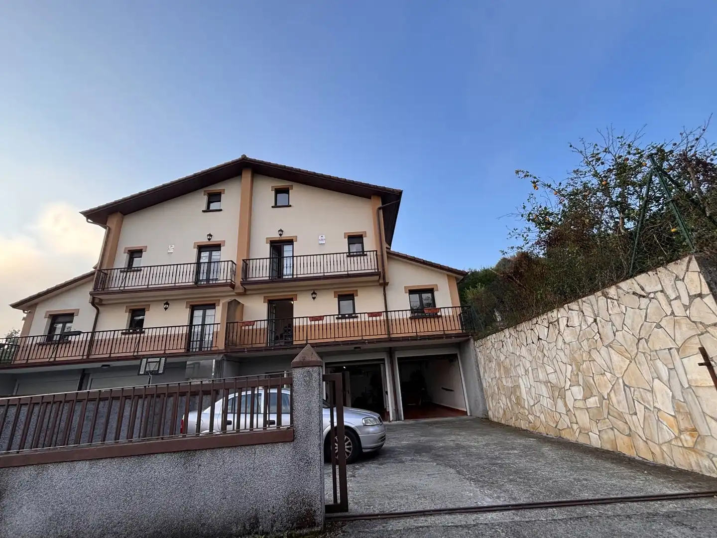 Vista exterior de Casa o xalet en venda en Irun  amb Calefacció, Jardí privat i Traster