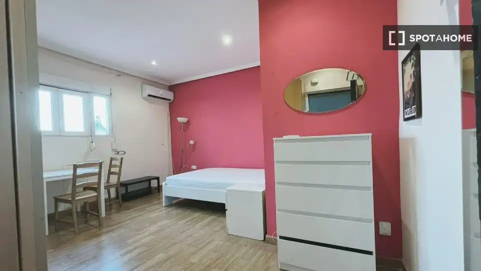 Schlafzimmer von Wohnung zur Miete in Madrid mit Klimaanlage, Heizung und Möbliert