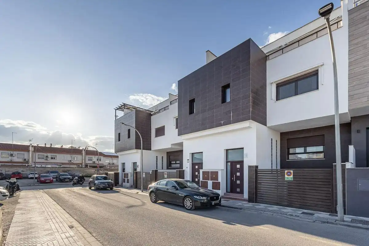 Vista exterior de Casa adosada en venta en Maracena con Aire acondicionado, Calefacción y Terraza