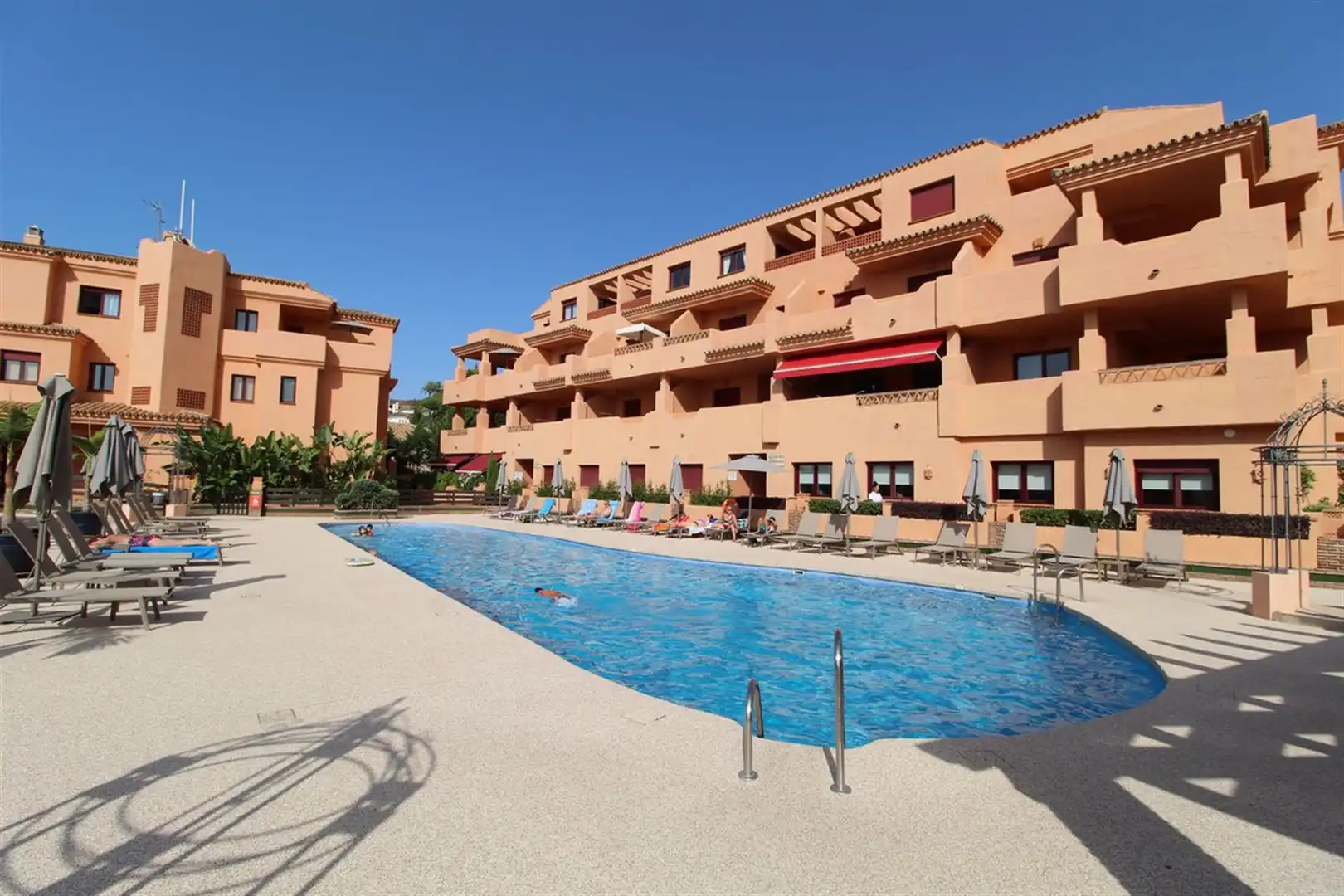 Vista exterior de Apartament en venda en Estepona amb Aire condicionat