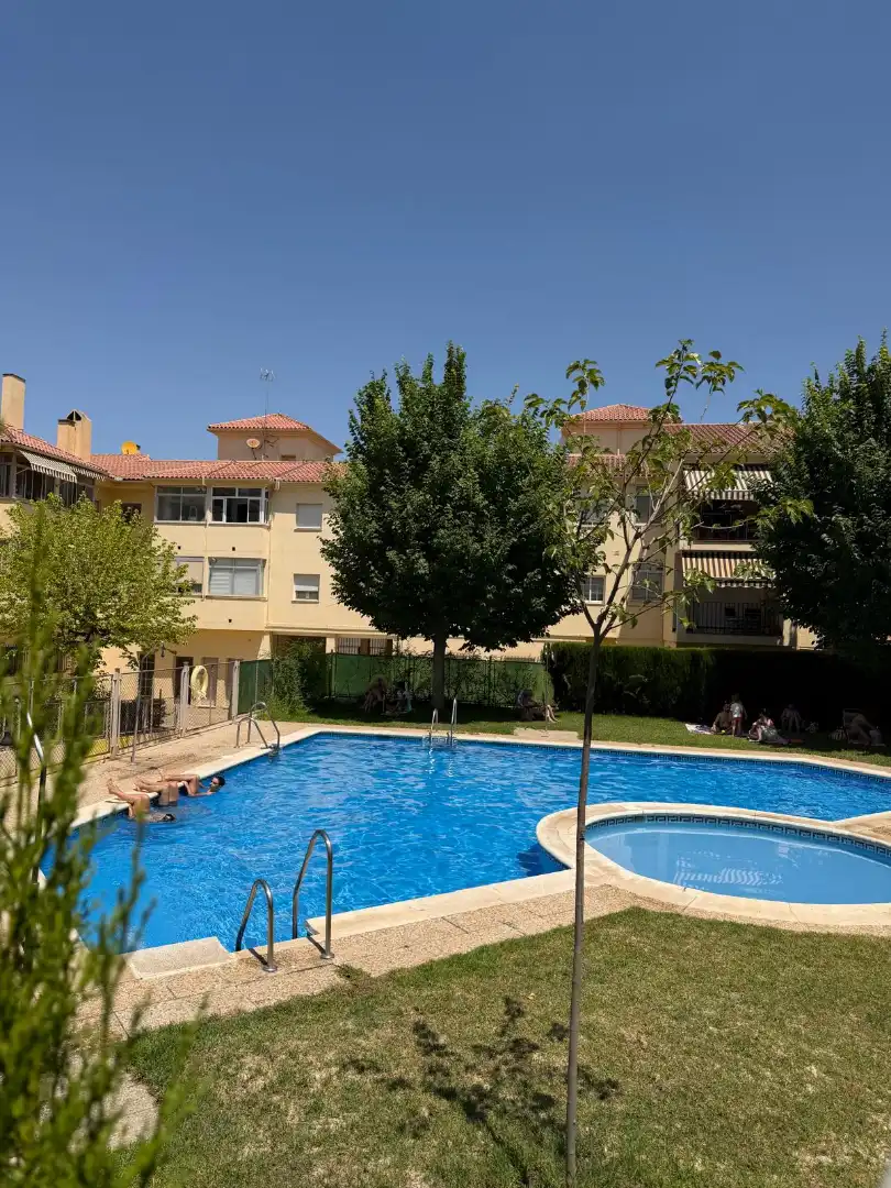 Piscina de Pis de lloguer en Granada amb Aire condicionat, Moblat i Forn