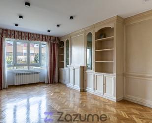 Living room of Flat to rent in  Madrid Capital  with Heating, Parquet flooring and Swimming Pool