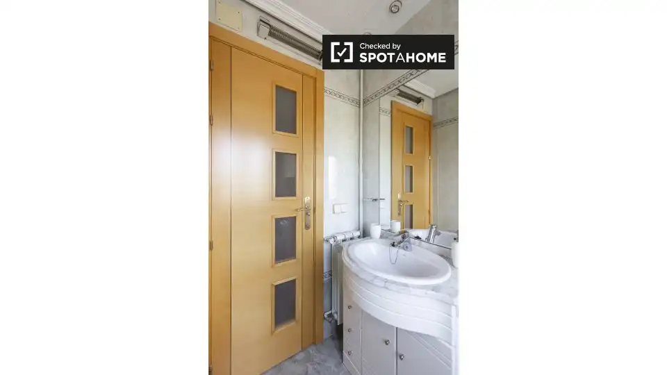 Bathroom of Flat for rent in Madrid  with Air Conditioner, Heating and Furnished