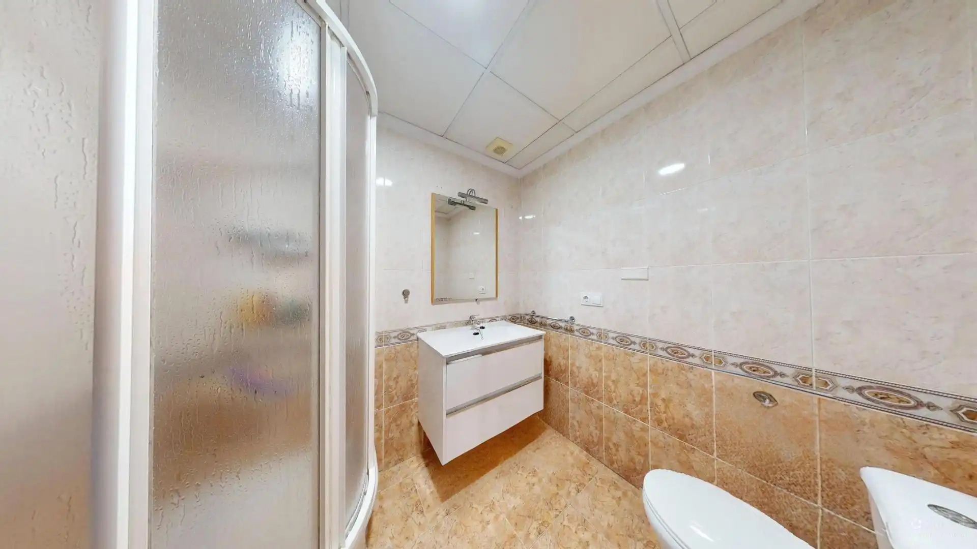 Badezimmer von Einfamilien-Reihenhaus zum Verkauf in Elche / Elx mit Privatgarten, Terrasse und Gemeinschaftspool