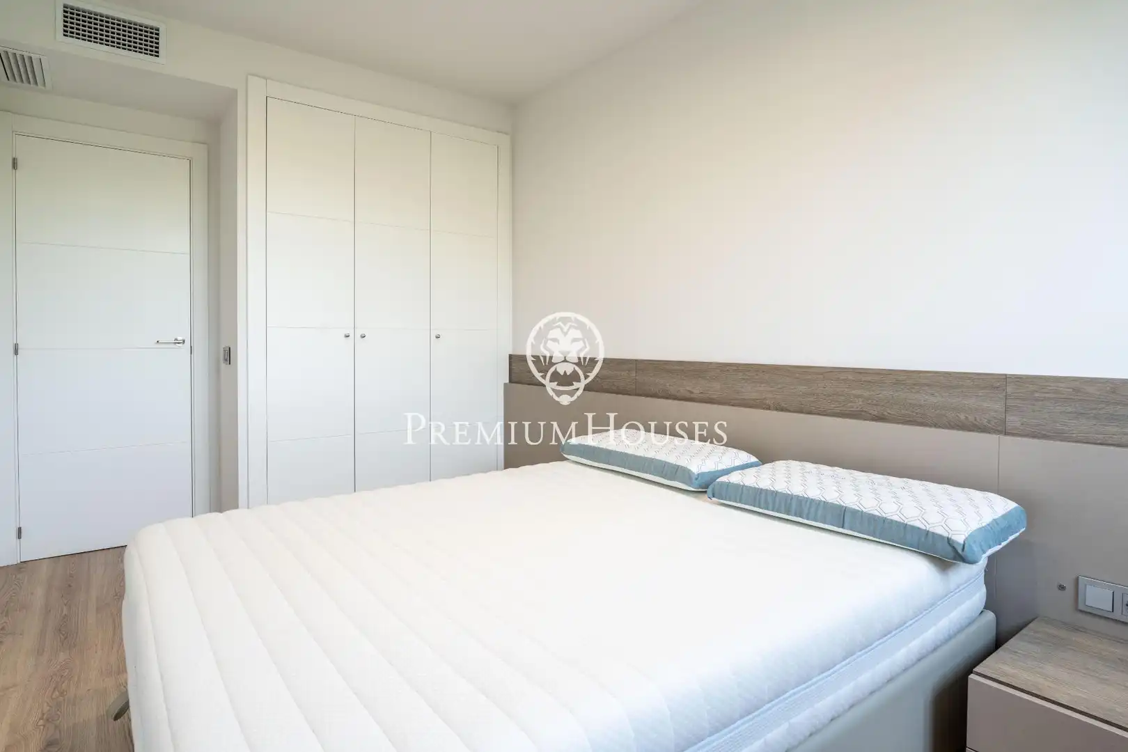 Schlafzimmer von Erdgeschoss zum Verkauf in Sitges mit Klimaanlage, Privatgarten und Parkett