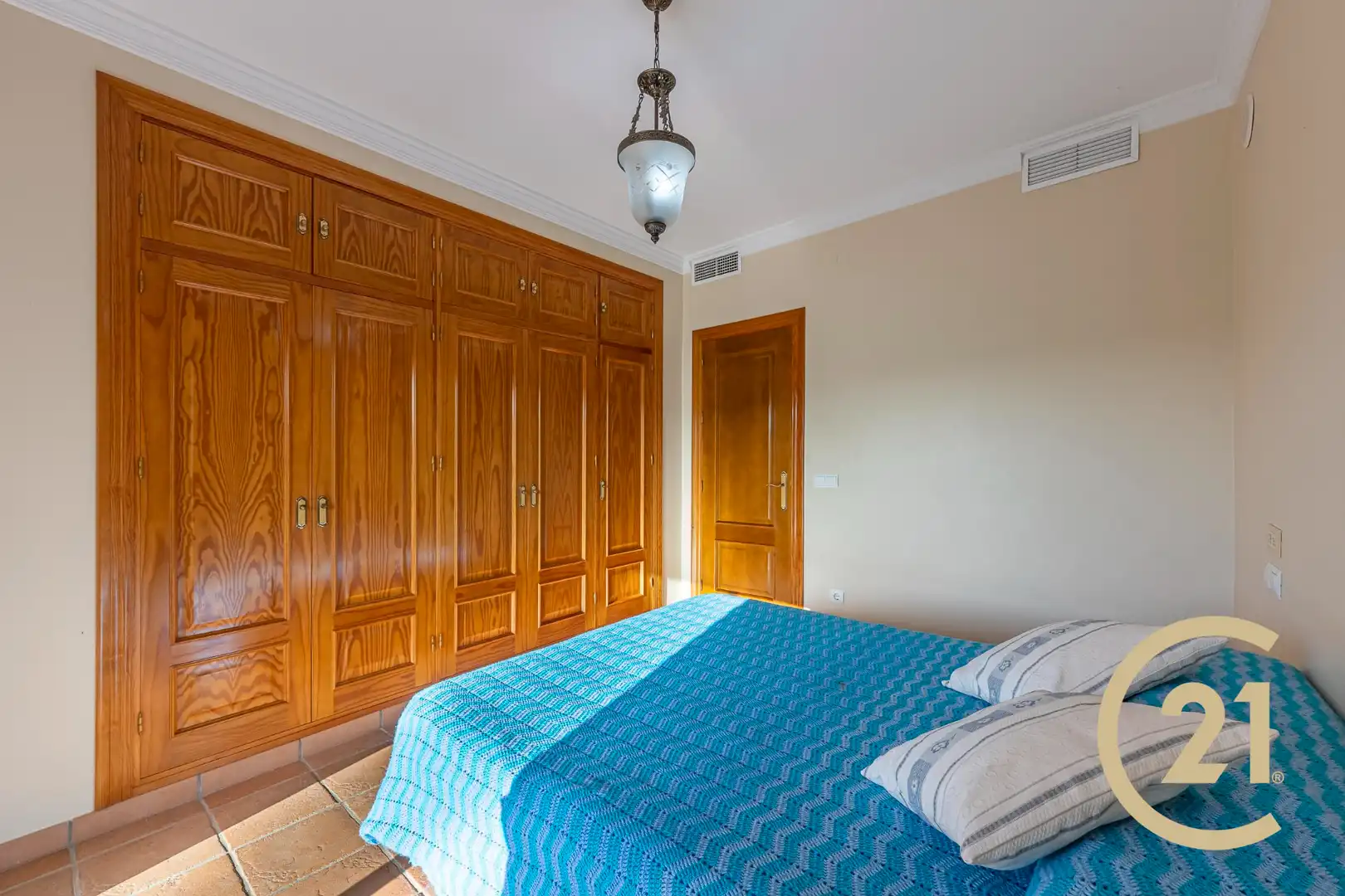 Habitación de Casa adosada en venta en Benahavís con Aire acondicionado, Jardín privado y Terraza