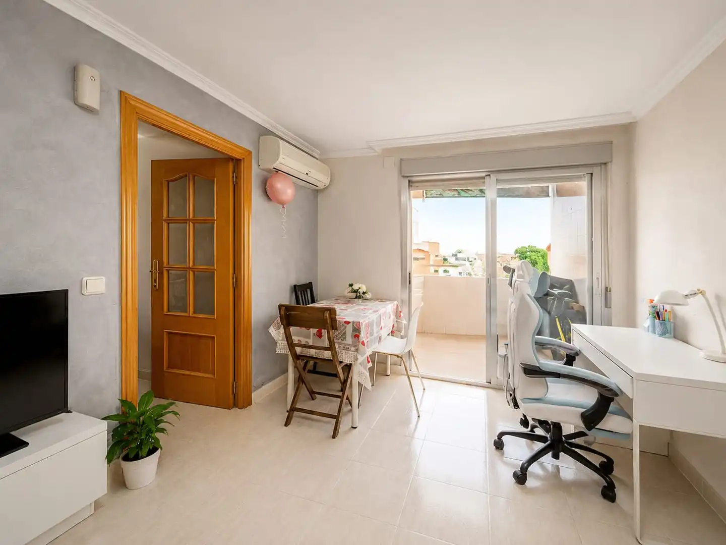 Living room of Flat for sale in Parla  with Air Conditioner, Heating and Balcony