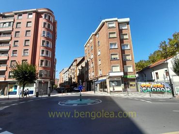 Pis amb balcó en venda a Bagatza - San Vicente