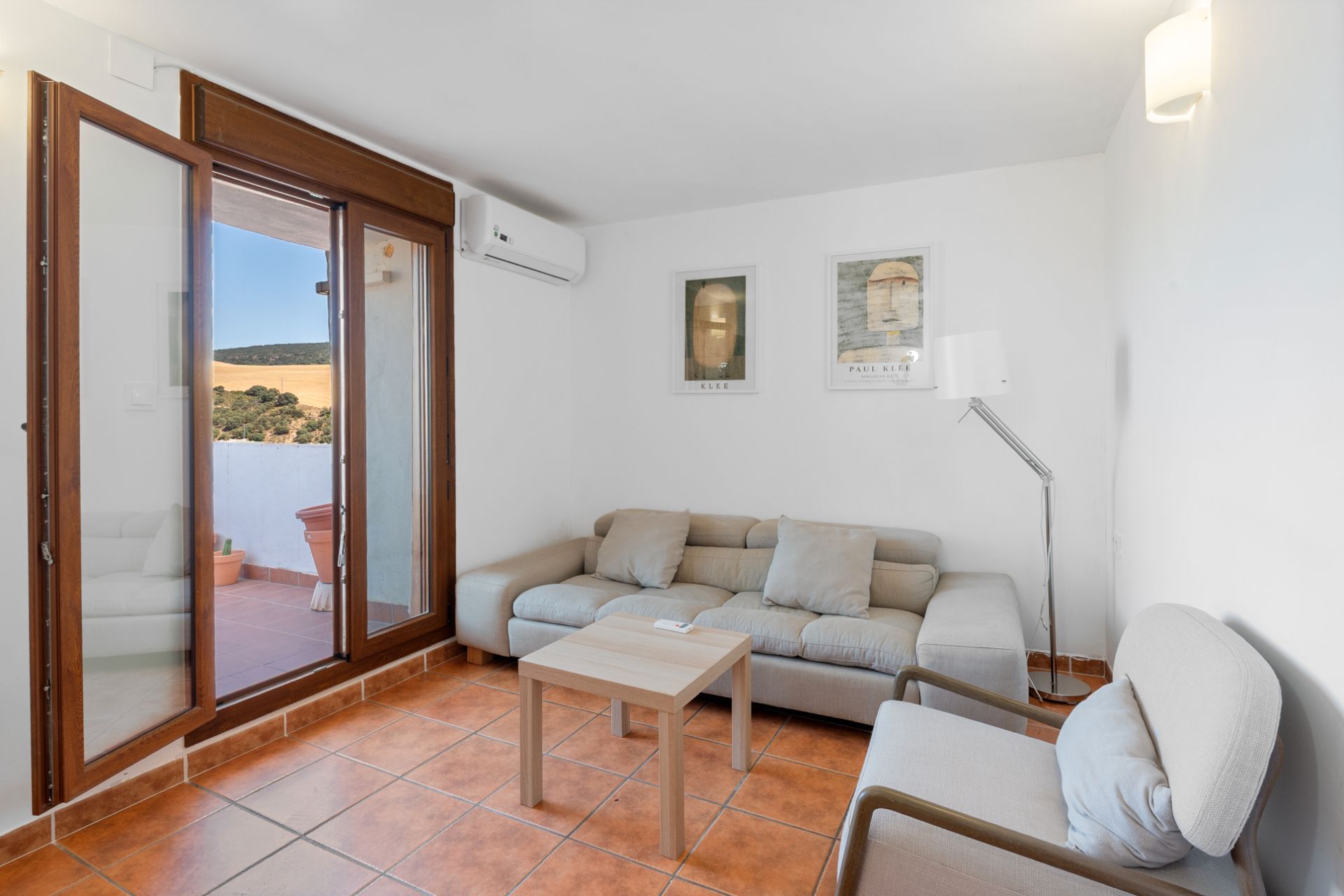 Sala d'estar de Casa adosada en venda en Agrón amb Aire condicionat, Terrassa i Moblat
