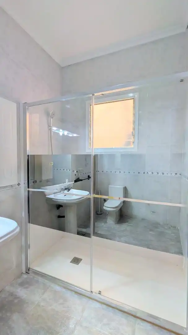 Bany de Casa o xalet en venda en Elche / Elx amb Aire condicionat, Calefacció i Jardí privat