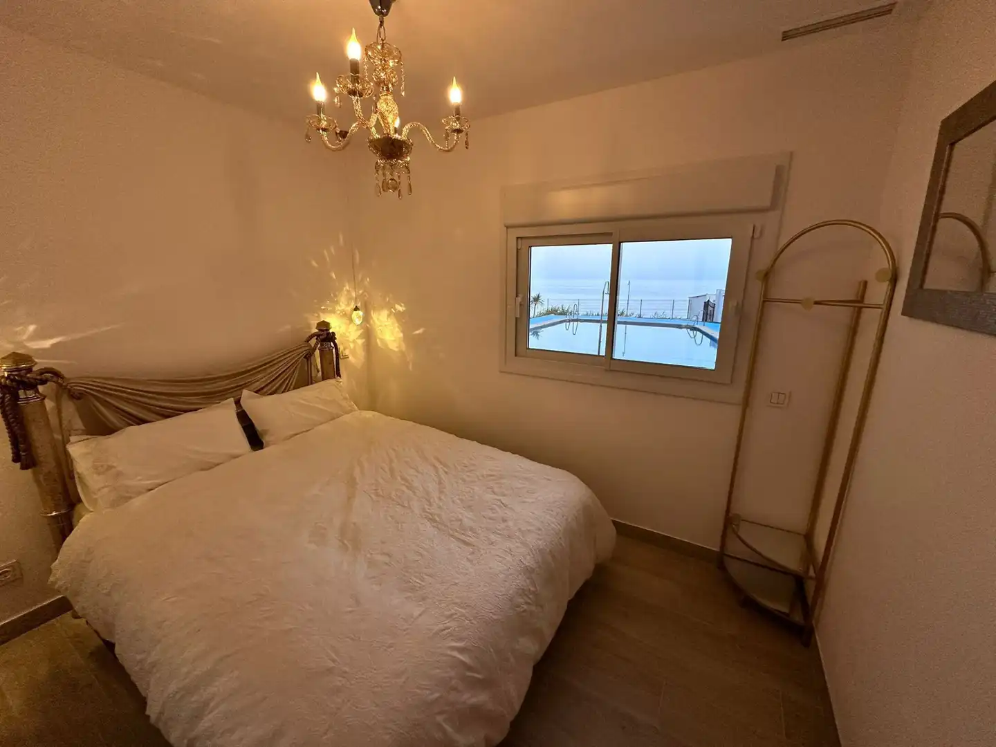 Schlafzimmer von Erdgeschoss zum Verkauf in Sotogrande mit Klimaanlage, Schwimmbad und Möbliert