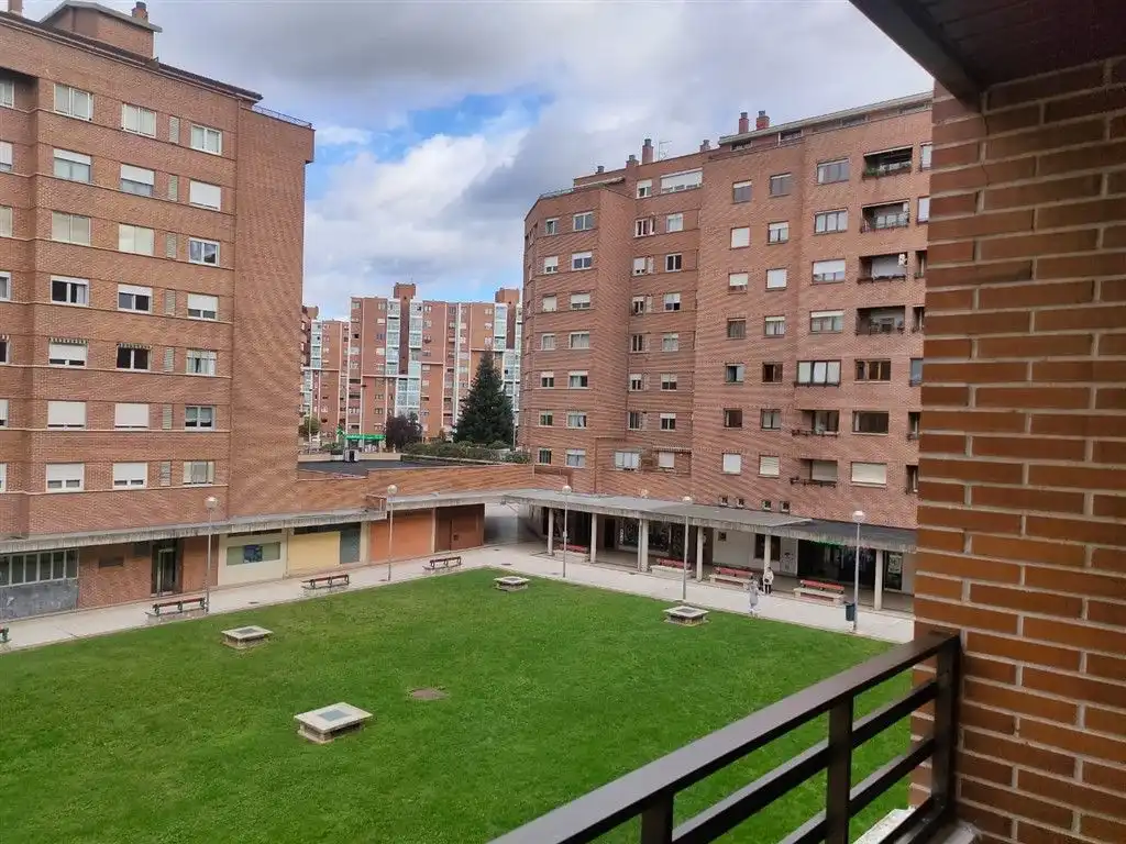 Piso de alquiler en Calle de Irunlarrea, Mendebaldea - Ermitagaña