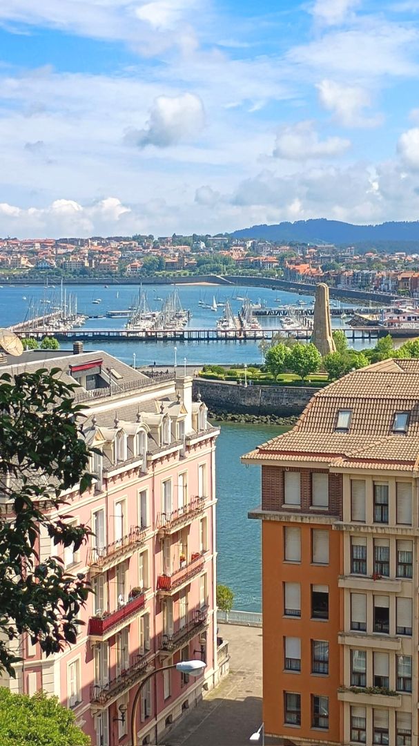 Vista exterior de Pis en venda en Portugalete amb Calefacció, Jardí privat i Moblat