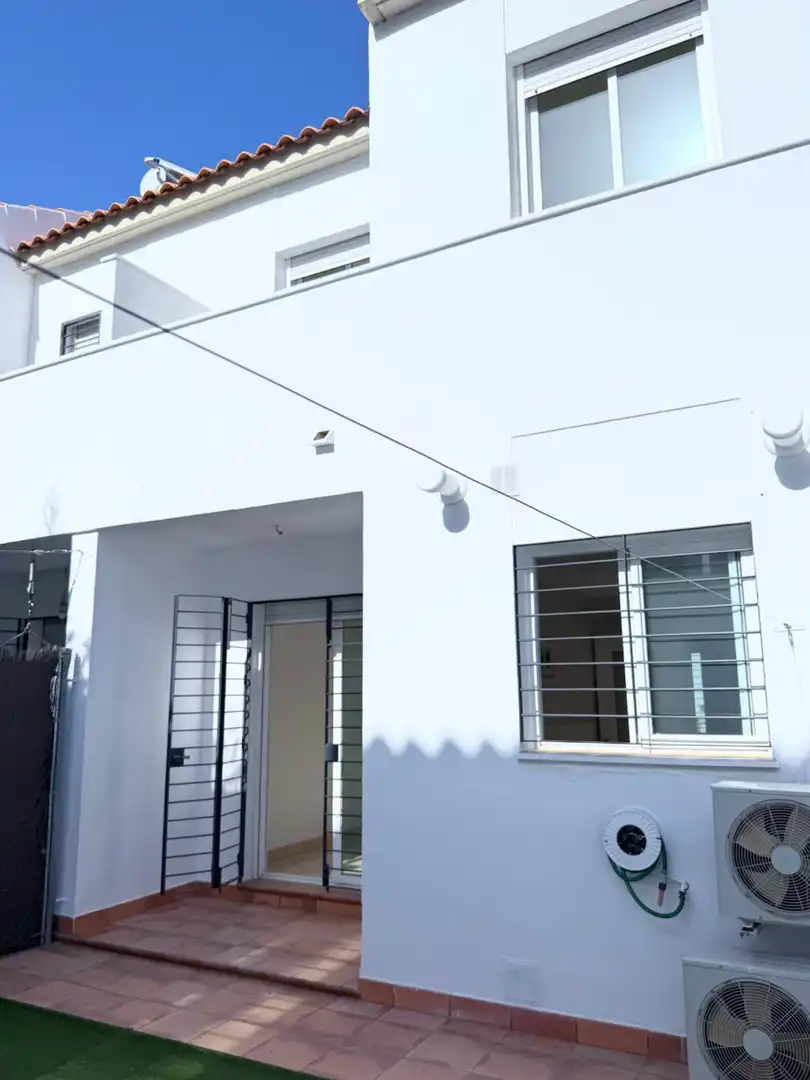 Vista exterior de Casa adosada de lloguer en Palomares del Río amb Aire condicionat, Calefacció i Jardí privat