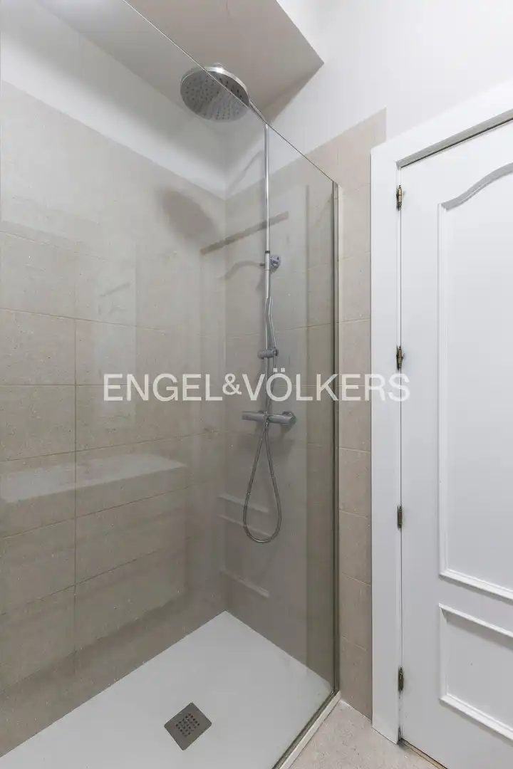 Badezimmer von Wohnung zur Miete in Madrid mit Klimaanlage, Heizung und Parkett