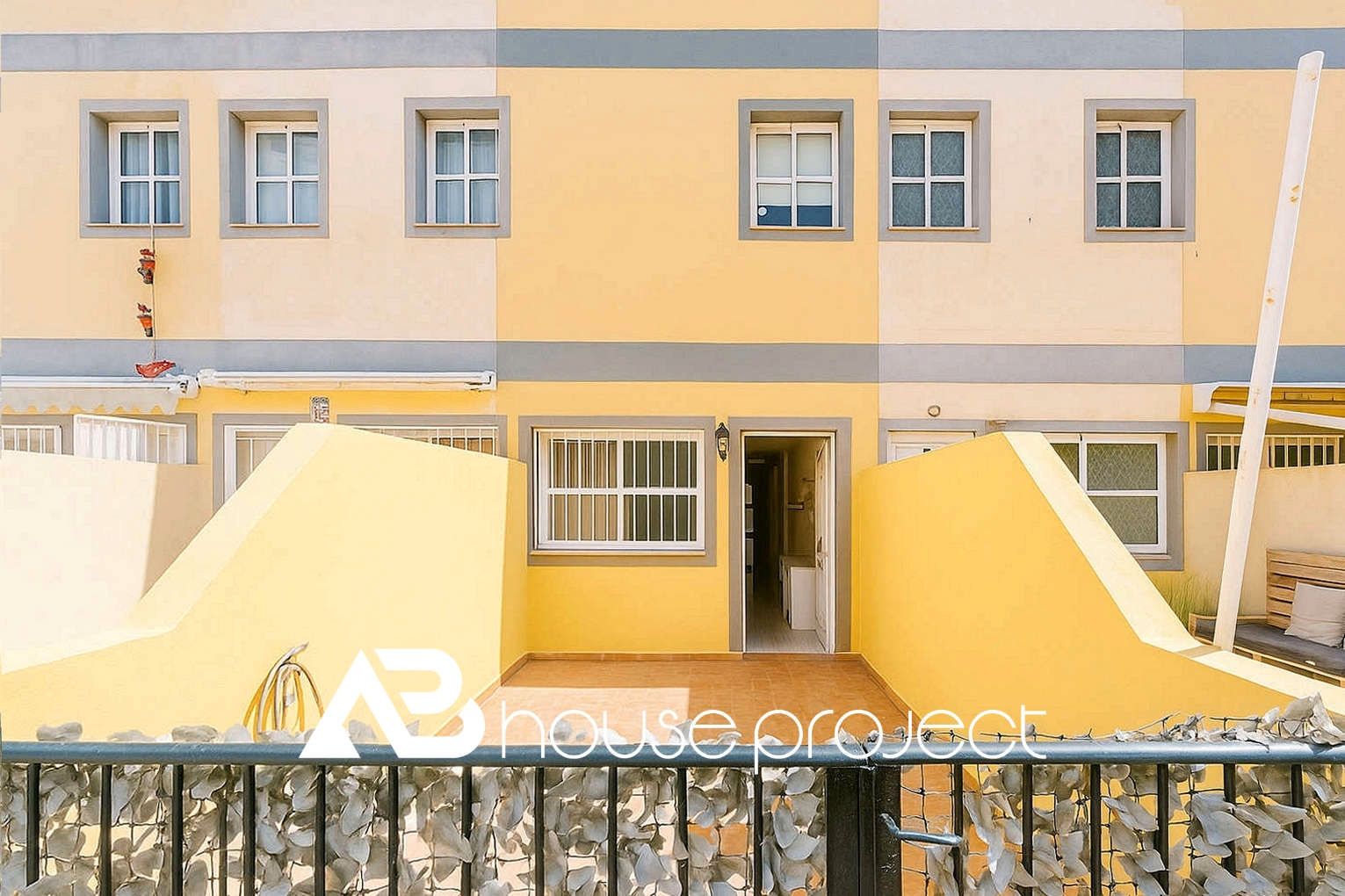 Vista exterior de Casa adosada en venda en Arona amb Terrassa, Moblat i Balcó