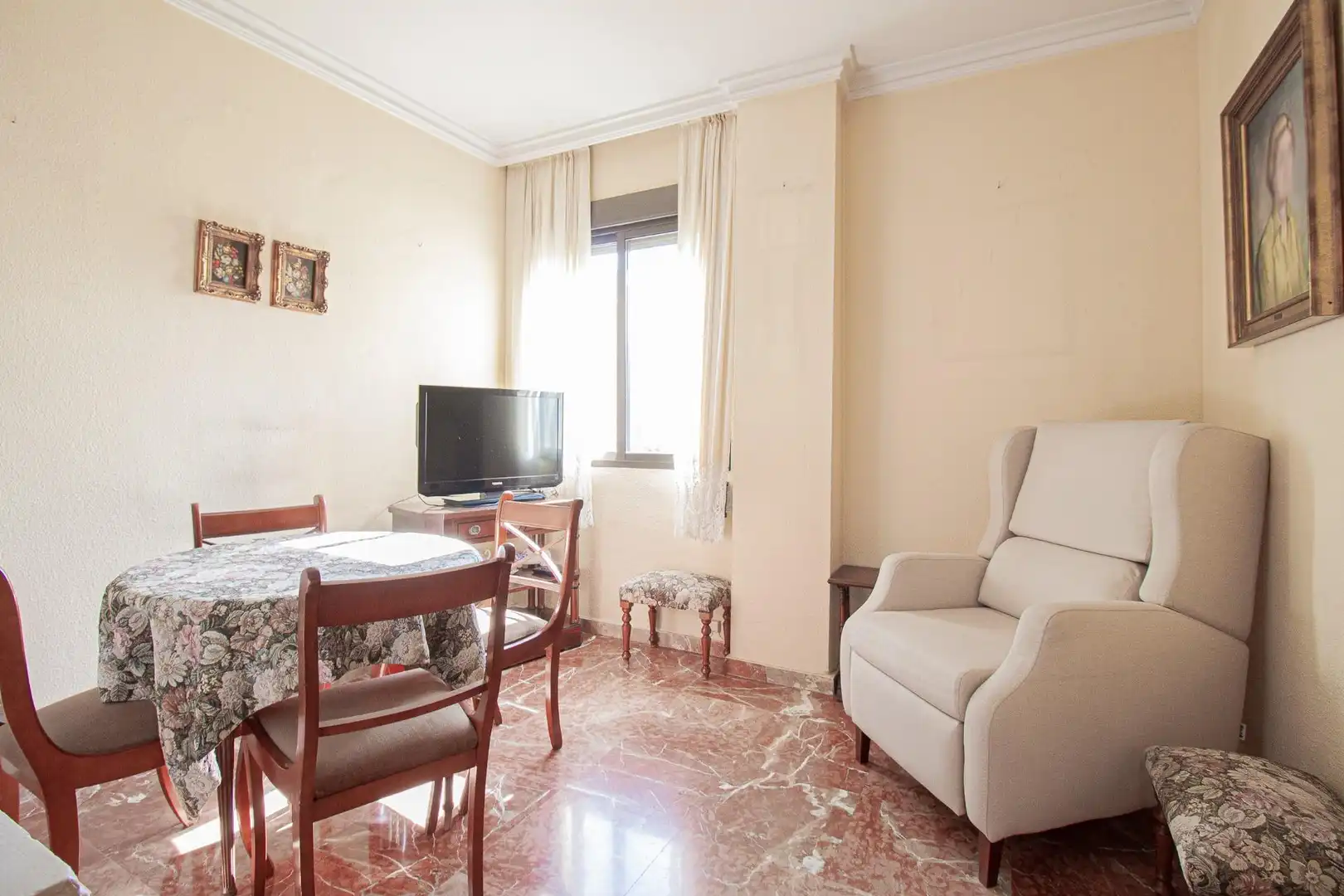 Living room of Flat for sale in Sevilla  with Air Conditioner, Heating and Community pool