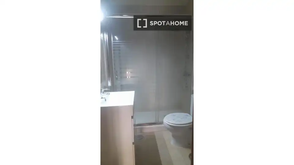Baño de Piso para compartir en Villanueva del Pardillo con Aire acondicionado, Calefacción y Terraza