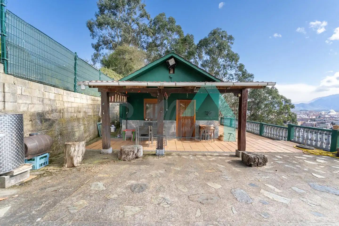 Vista exterior de Casa o xalet en venda en Oviedo  amb Jardí privat, Terrassa i Traster