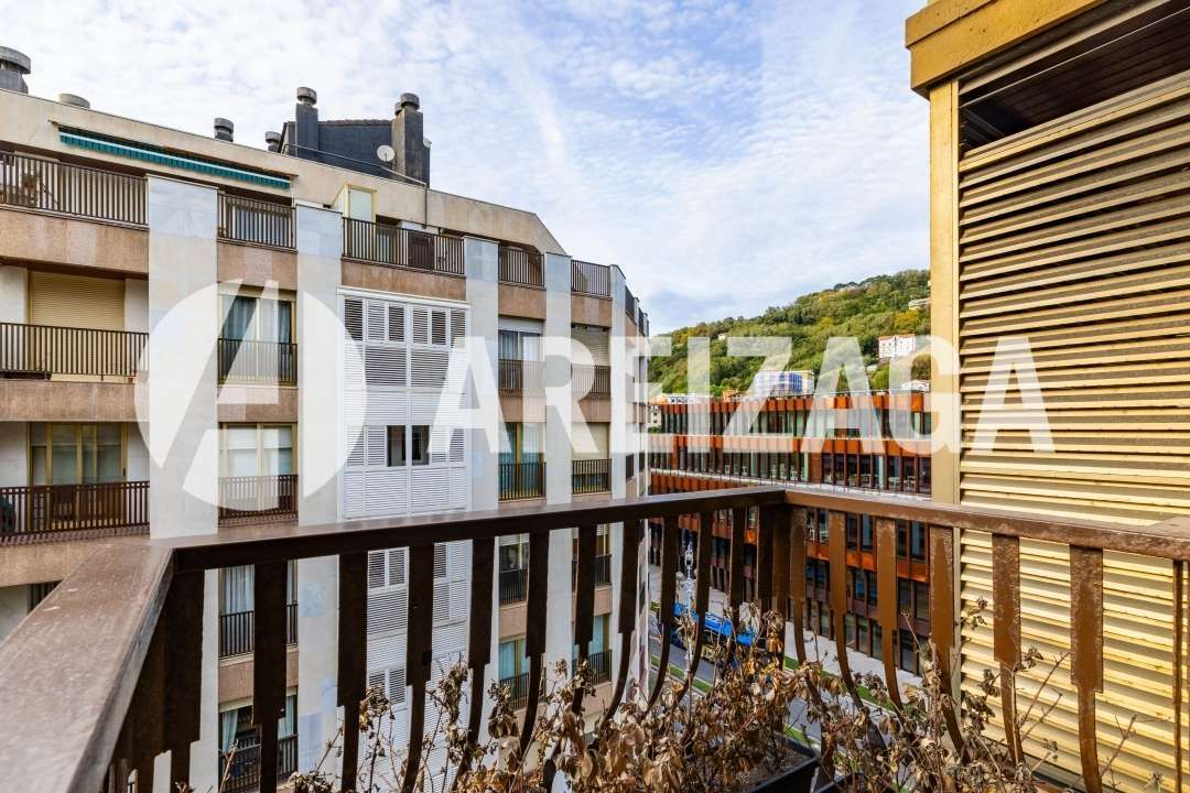 Vista exterior de Pis en venda en Donostia - San Sebastián  amb Calefacció, Terrassa i Balcó