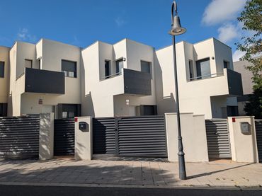 Casa aparellada amb balcó en venda a Carrer Montserrat Caballé