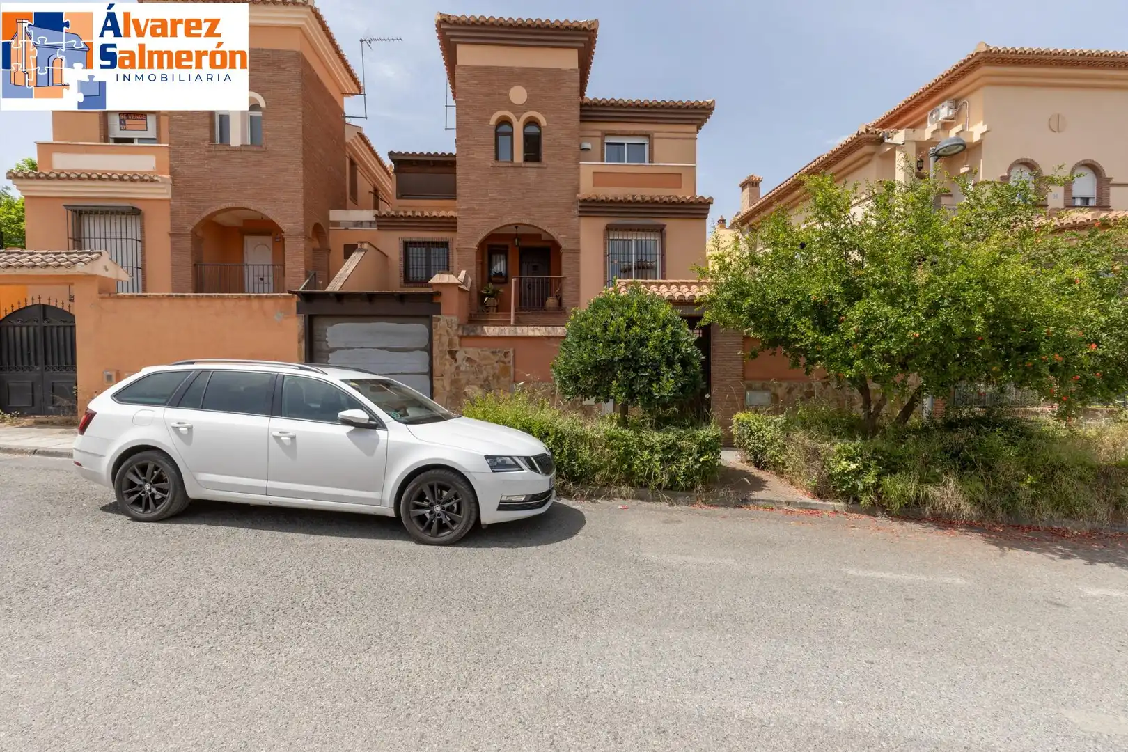 Vista exterior de Casa o xalet en venda en La Zubia amb Calefacció, Jardí privat i Terrassa