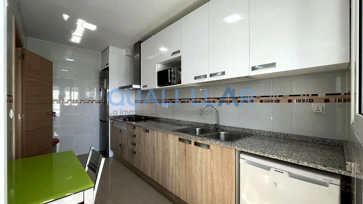 Cuina de Pis en venda en Sant Feliu de Llobregat amb Aire condicionat, Jardí privat i Parquet