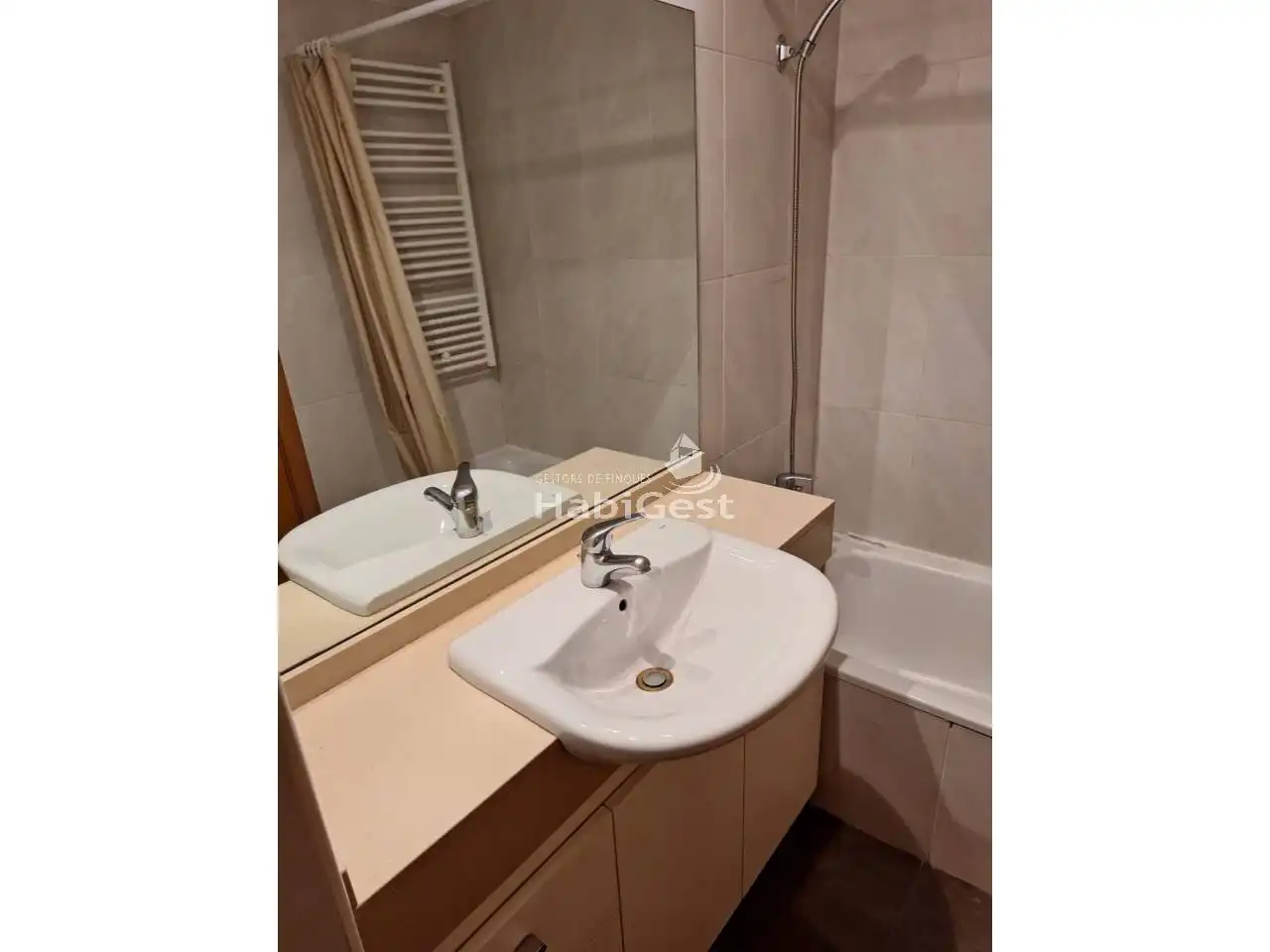 Badezimmer von Wohnung zur Miete in Girona mit Klimaanlage, Heizung und Parkett