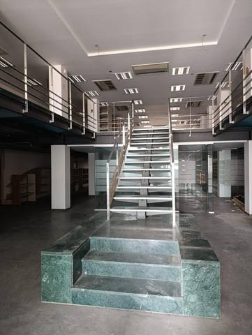 Local comercial en Alquiler en Huerta de la Reina - Trassierra