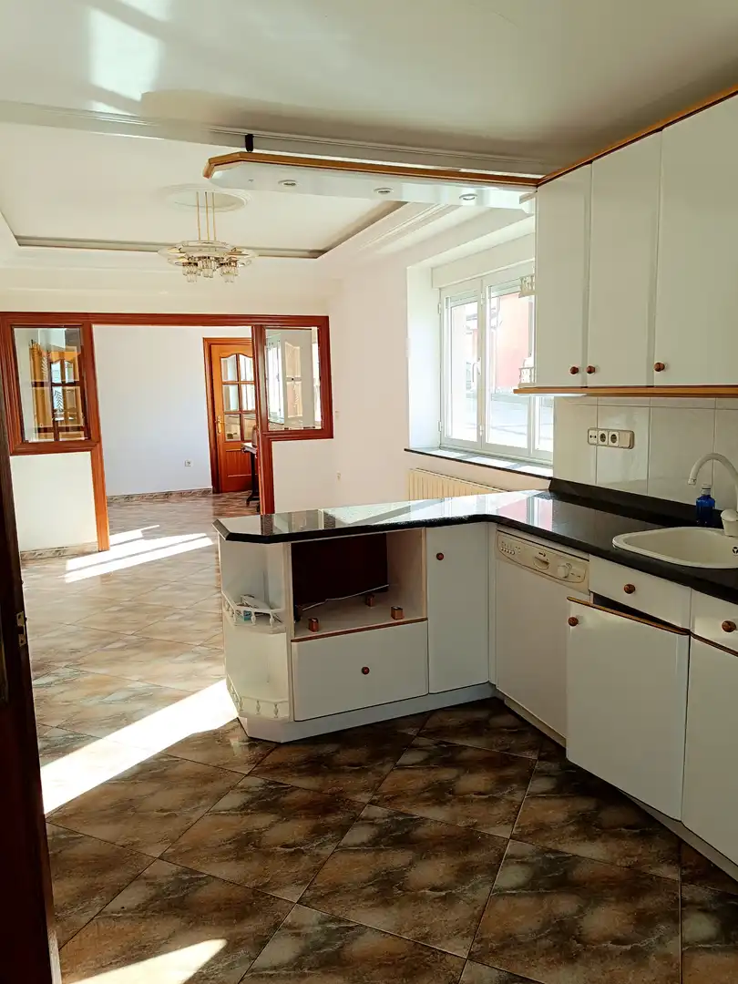 Cuina de Casa o xalet en venda en Barruelo de Santullán amb Calefacció, Parquet i Terrassa