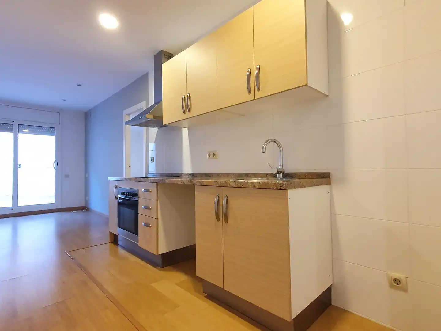 Küche von Wohnung zur Miete in Barcelona mit Parkett, Terrasse und Ofen