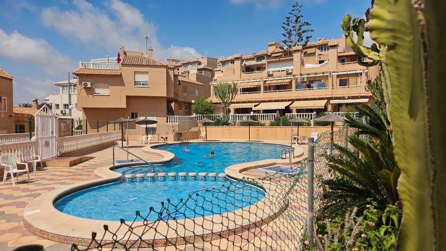 Vista exterior de Casa o xalet en venda en Torrevieja amb Terrassa, Traster i Piscina