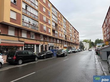 Pis amb balcó en venda a Calle General Shelly 31