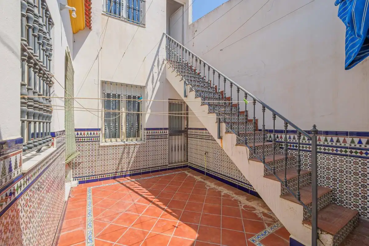 Vista exterior de Casa adosada en venda en Pilas amb Calefacció, Terrassa i Balcó
