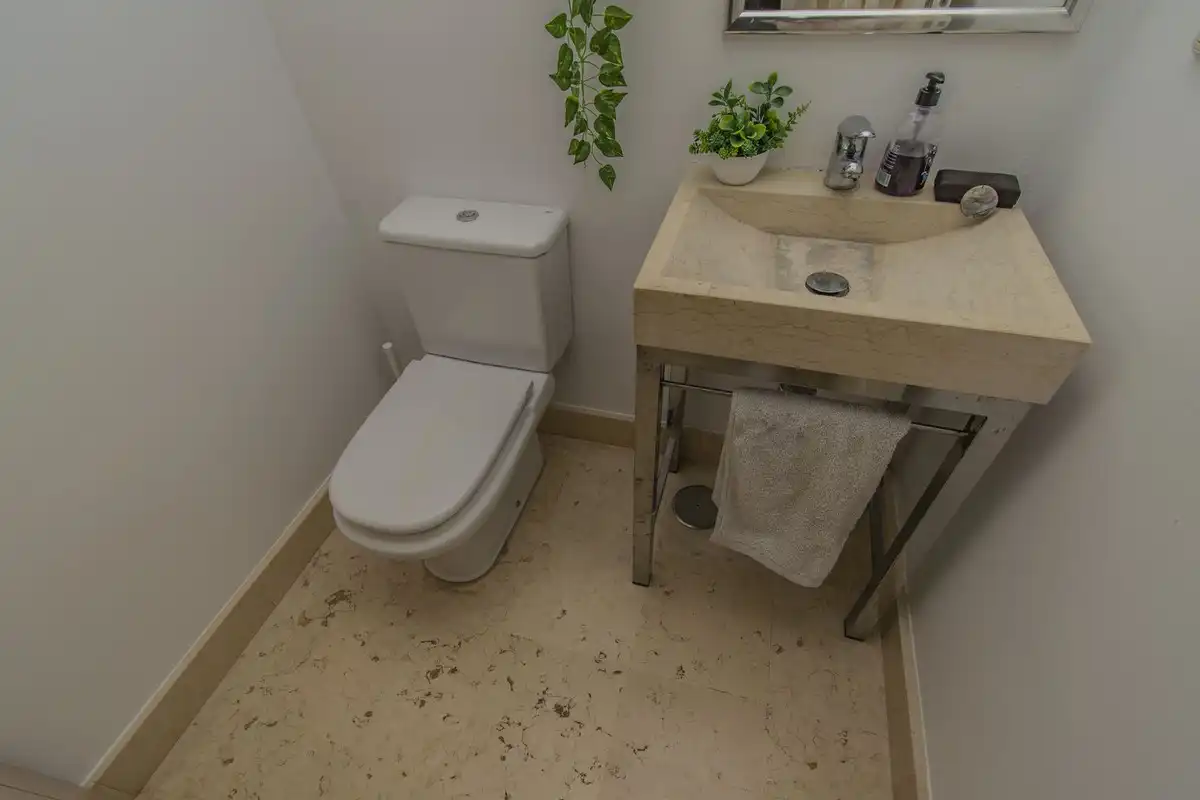 Bany de Apartament en venda en Benahavís amb Aire condicionat, Jardí privat i Moblat