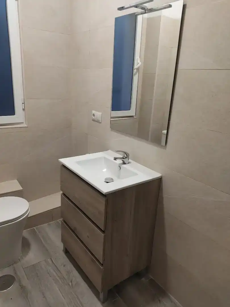 Bany de Estudi de lloguer en Madrid amb Aire condicionat, Moblat i Microones