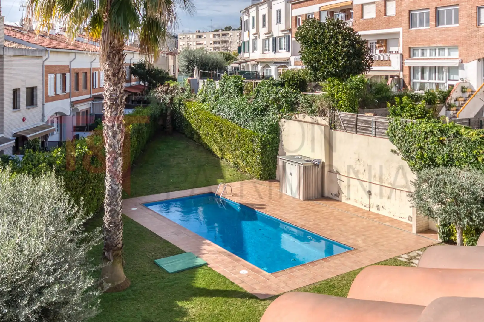 Schwimmbecken von Einfamilien-Reihenhaus zum Verkauf in El Masnou mit Klimaanlage, Heizung und Terrasse