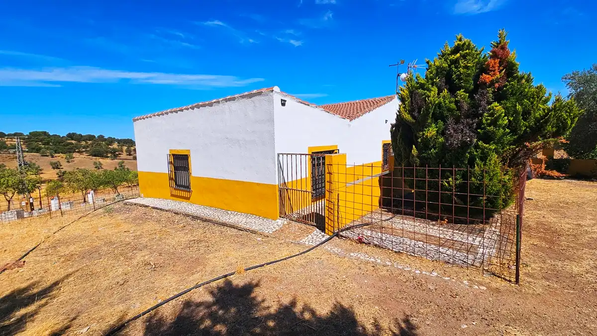 Vista exterior de Casa o xalet en venda en Cumbres Mayores amb Aire condicionat, Jardí privat i Terrassa