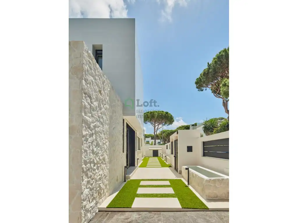 Vista exterior de Casa o xalet en venda en Chiclana de la Frontera amb Aire condicionat, Calefacció i Jardí privat
