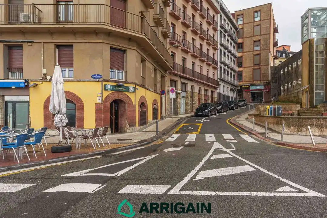 Vista exterior de Pis en venda en Donostia - San Sebastián  amb Calefacció i Balcó