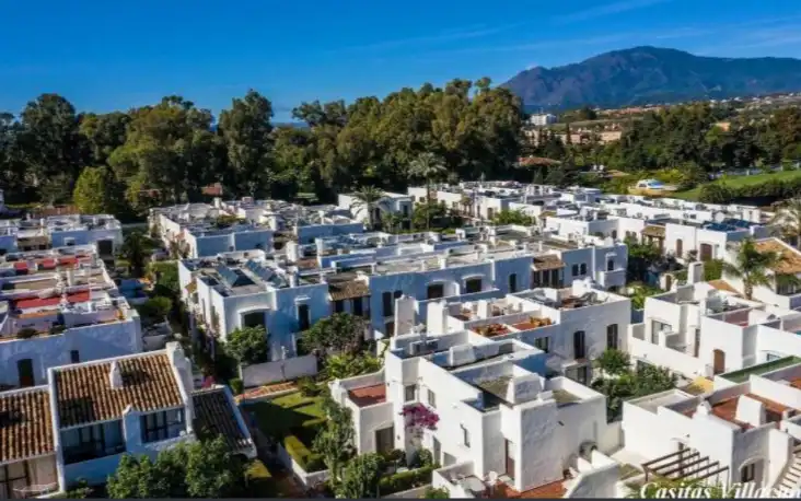 Vista exterior de Estudio de alquiler en Estepona con Aire acondicionado, Calefacción y Jardín privado